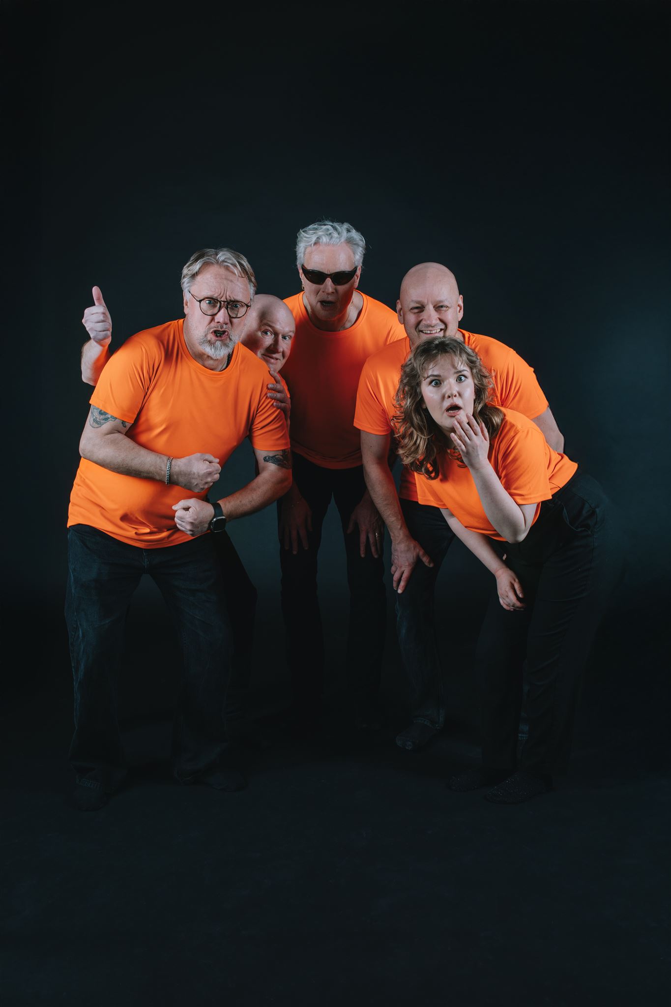 Mandarinteatern. Eddie Dubrehed, Nicklas Nordborg, Elin Wikström och Johan Seige sitter, ser glada ut och sträcker upp armarna upp i luften.